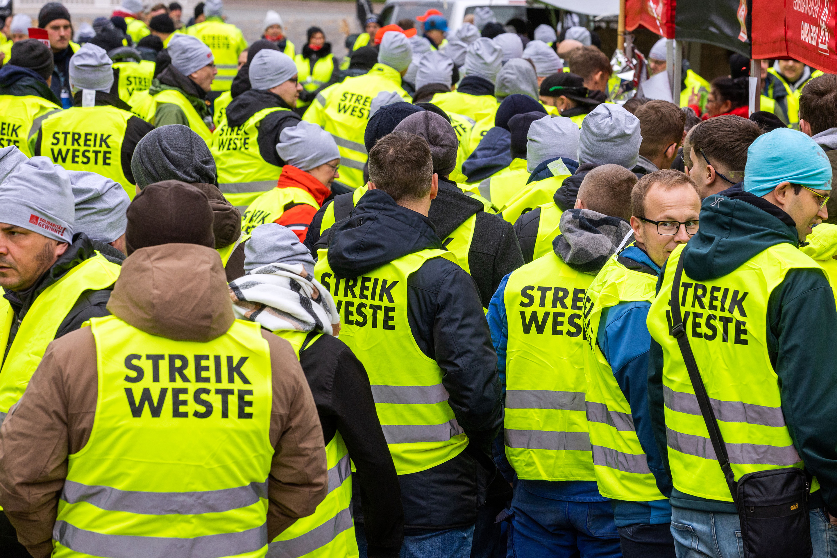 Warnstreikende mit gelben Westen