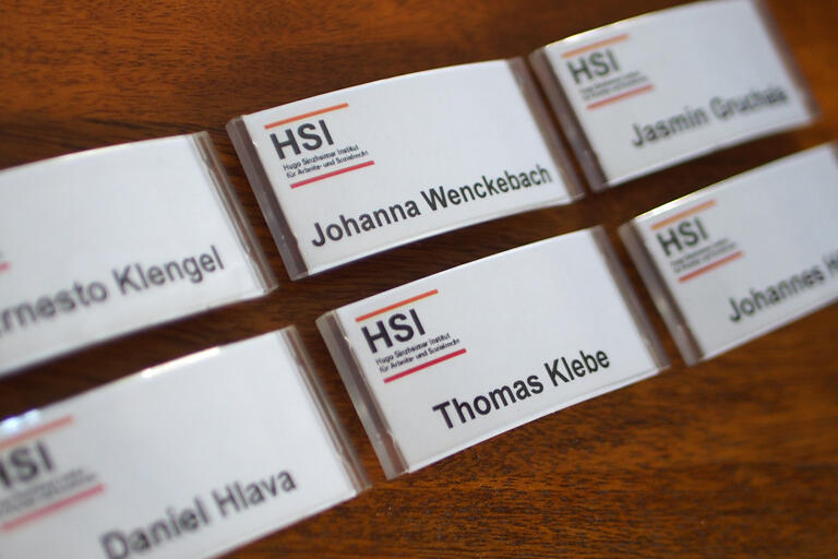 Namensschilder des HSI-Kollegiums