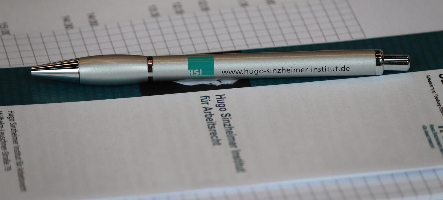 HSI-Kugelschreiber liegt auf HSI-Flyer