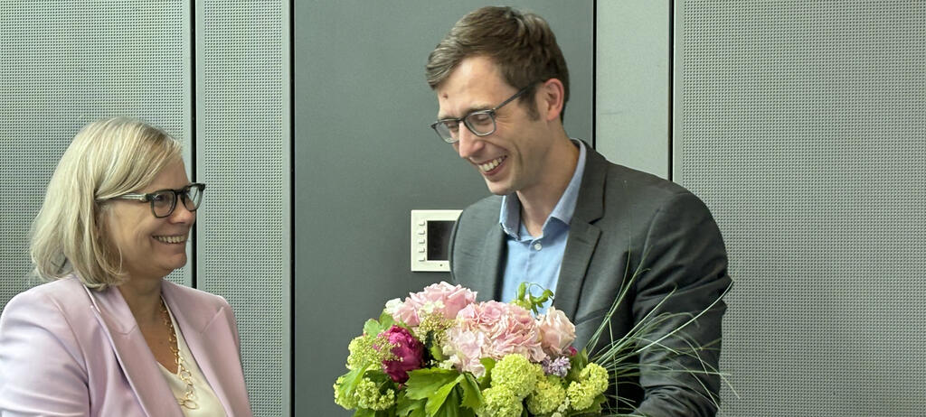 Marlene Schmidt erhält einen Blumenstrauß von Ernesto Klengel