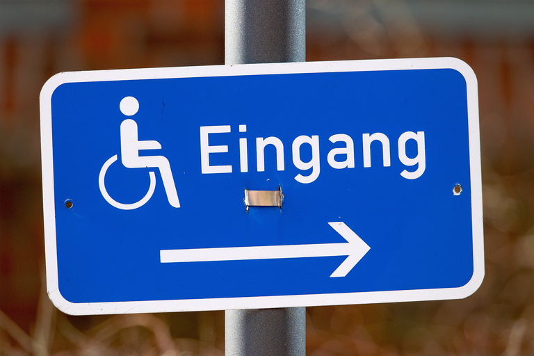 Schild mit Rollstuhlfahrer