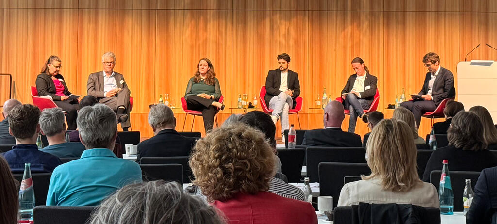 Das Bild zeigt die Bühne der Streiktagung 2025 mit den Diskutierenden