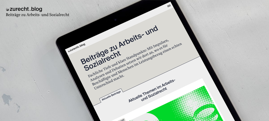 Tablet mit der Startseite des zurecht.blogs. Im Header der Startseite steht 'Beiträge zu Arbeits- und Sozialrecht  Fachliche Tiefe und klare Standpunkte: Mit Impulsen, Analysen und Debatten setzen wir dort an, wo es für Beschäftigte und Menschen im Leistungsbezug einen echten Unterschied macht.'  